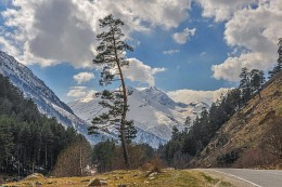 The road to Mount Elbrus / ***