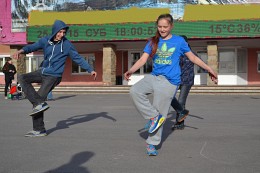 Children&#39;s outdoor breakdancing / ***