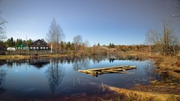 On the banks of the river in flood ... / ***