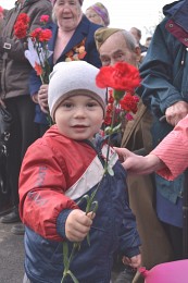 A child with a carnation. May 9 / ***