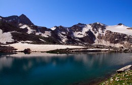 The average lake at the peak Cours / ***