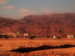 Kitesurfing in the desert / ***