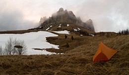 A small tent in Big Thach / ***