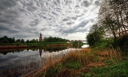 Clouds over the Dubna. / ***
