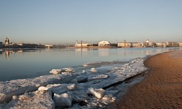 City View from the beach and the Neva Peter and Paul Fortress / ***