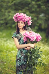 Girl with peonies / ***