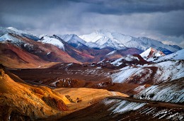 White or gray Pamir. The view from the pass Akbaital / ***