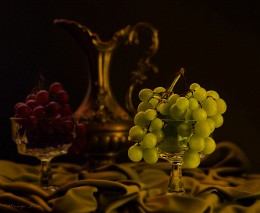 With green grapes. / ***