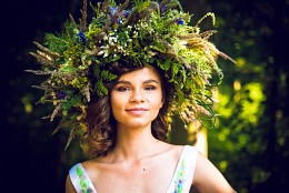 Girl with wreath / ***