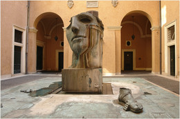 Roman courtyard / ***