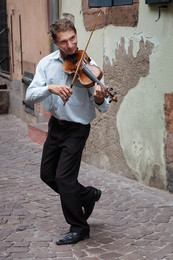 Dancing Violinist / ***