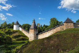 The walls of the monastery / ***