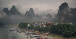 Rainy morning on the Li River / Xinping