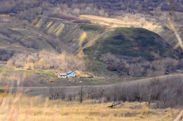 House under the hill / ***