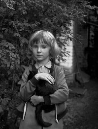 Girl with a cat. 1986 / ***