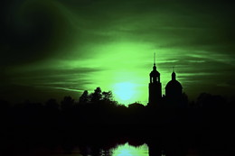 Green sunset in the village of Red / ***