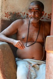Indian priest / ***
