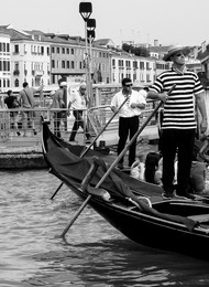 Synchronicity in Venice. / ***