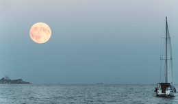 Rising moon over the Kerch Strait. / ***