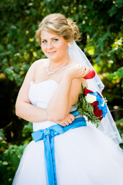 The bride with a red apple / ***