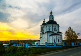 Church of the Saviour. Autumn. Sunset. / ***