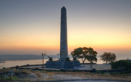 Obelisk of Glory to immortal heroes. / ***