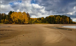 Autumn Walk along the banks of the Kama River / ***