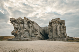 Architectural composition of the Defense Museum Adzhimushkay quarries. / ***