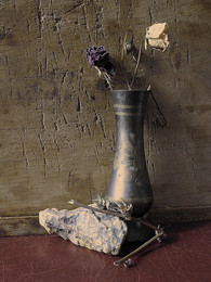 Stone and dried flowers / ***