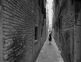 The narrow streets of Venice / ***