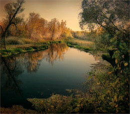 Quiet leisurely river water / ***