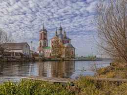 The temple on the river Trubezh / ***
