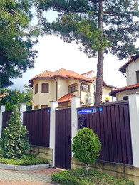 Where is the street where this house / ***