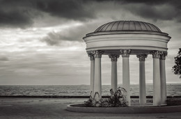 Rotunda on the city waterfront. / ***