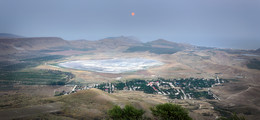 View of the moon and the dry lake ... / ***