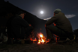 In the evening around the campfire / ***