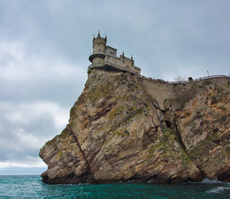 About Swallow&#39;s Nest / ***