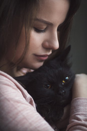 Girl with a cat / ***