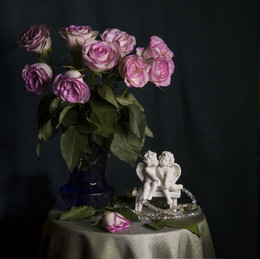 Flowers and statuette / ***