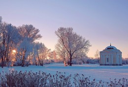 Winter evening in the village / ***