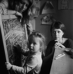 Alain (portrait with her daughter and sister) / ***