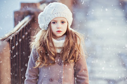 And the snow falls ... / ***