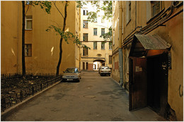 Silence through courtyard / ***