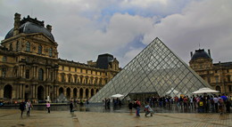 The glass pyramid of the Louvre. / ***