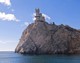 Swallow&#39;s Nest, view from the sea / ***