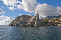 Swallow's Nest, the view from the sea / ***