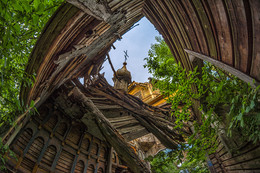 Wooden churches of Russia, skewed ancient walls ... / ***