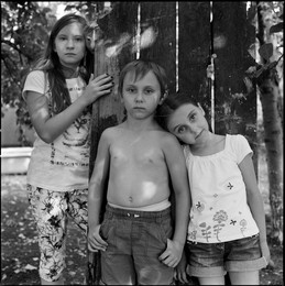 Portrait of Elijah with sisters / ***