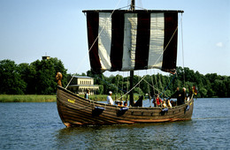 Wikingerschiff KARI beim Segeln vor der Heilandskirche / Das Wikingerschiff &quot;Kari&quot; war viele Jahre als Fähre zwischen Potsdam (Schwanenallee) und Sacrow (Heilandskirche) sowie als Chartrboot zwischen Berlin und Potsdam unterwegs.