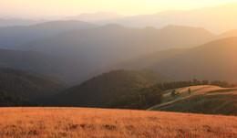 View of the Carpathian mountain range with red in the side of the mountain Manchul / ***